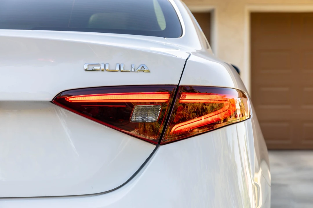 2018 Alfa Romeo Giulia - Image 26 of 31