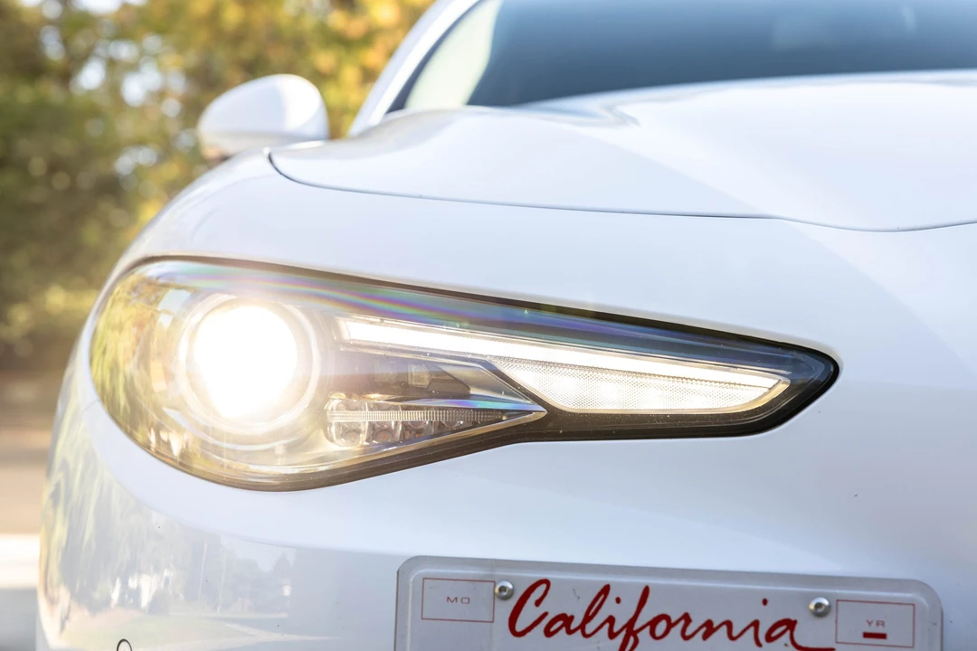 2018 Alfa Romeo Giulia - Image 23 of 31