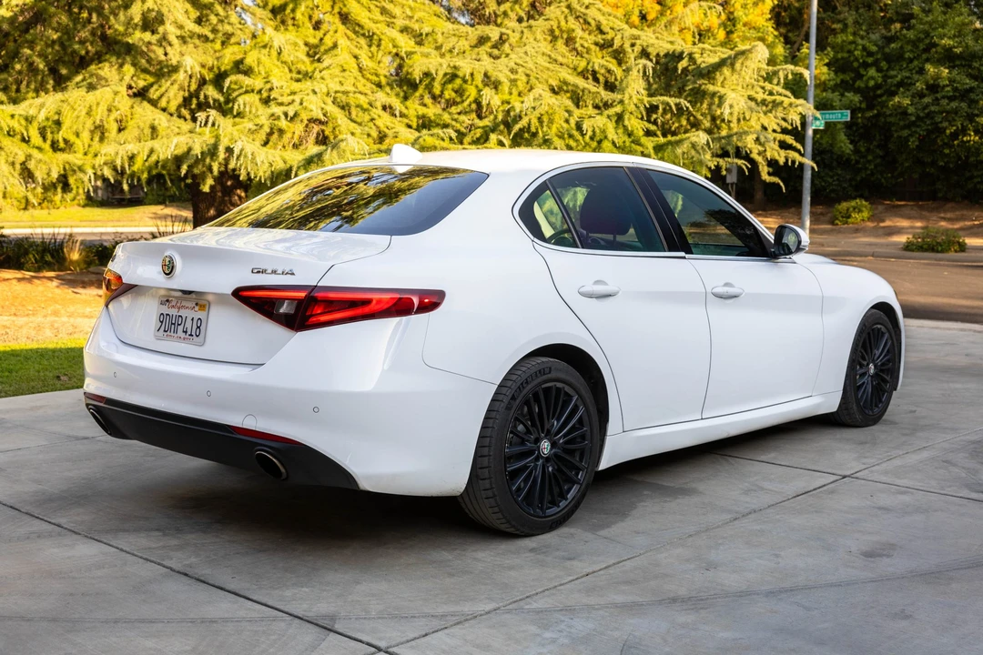 2018 Alfa Romeo Giulia - Image 17 of 31