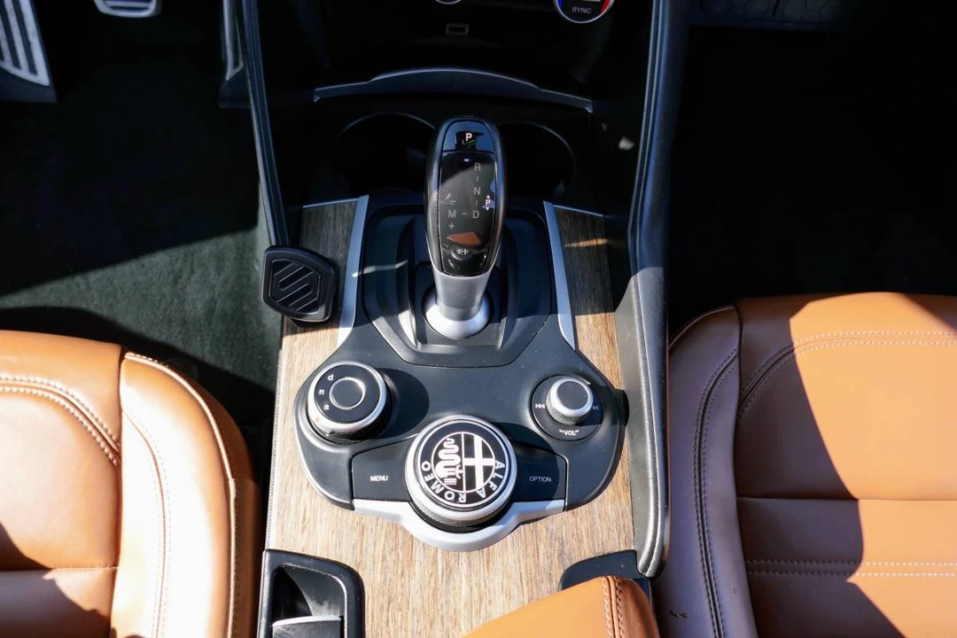 2018 Alfa Romeo Giulia - Image 12 of 15