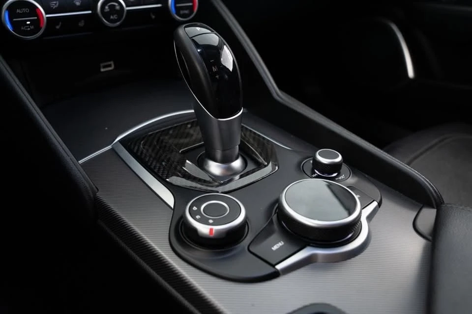 2018 Alfa Romeo Giulia - Image 16 of 19