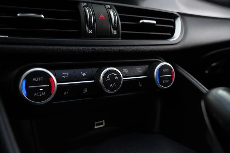 2018 Alfa Romeo Giulia - Image 15 of 19