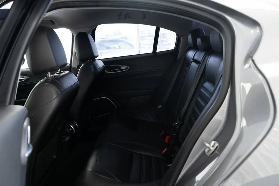 2018 Alfa Romeo Giulia - Image 17 of 19