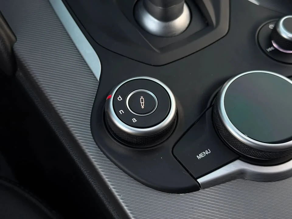 2018 Alfa Romeo Giulia - Image 16 of 20