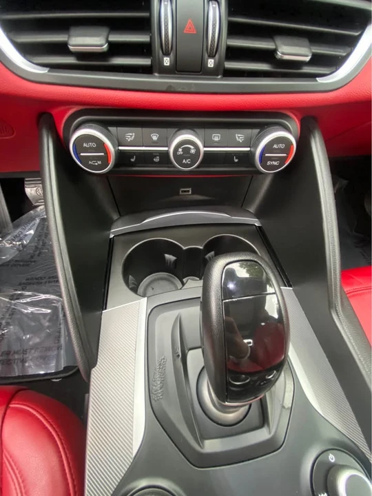2018 Alfa Romeo Giulia - Image 9 of 13