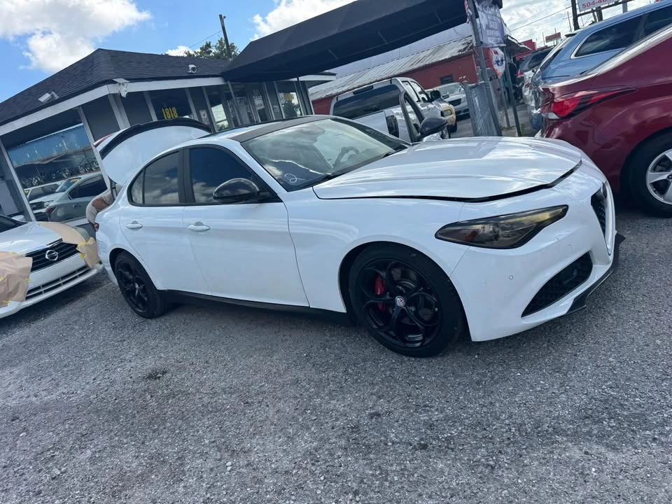 2018 Alfa Romeo Giulia - Image 18 of 19