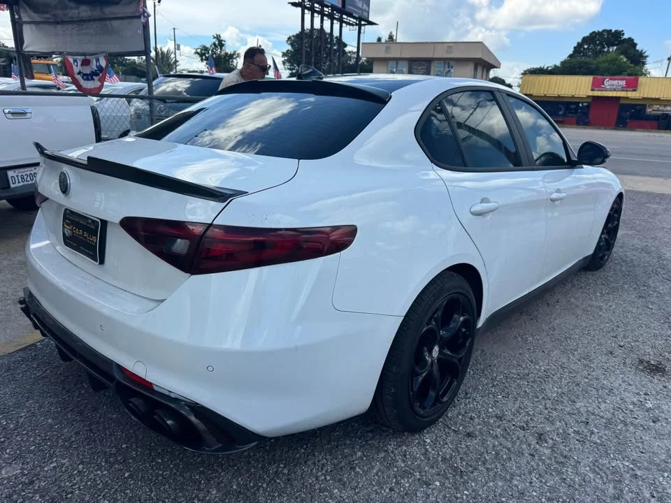 2018 Alfa Romeo Giulia - Image 17 of 19