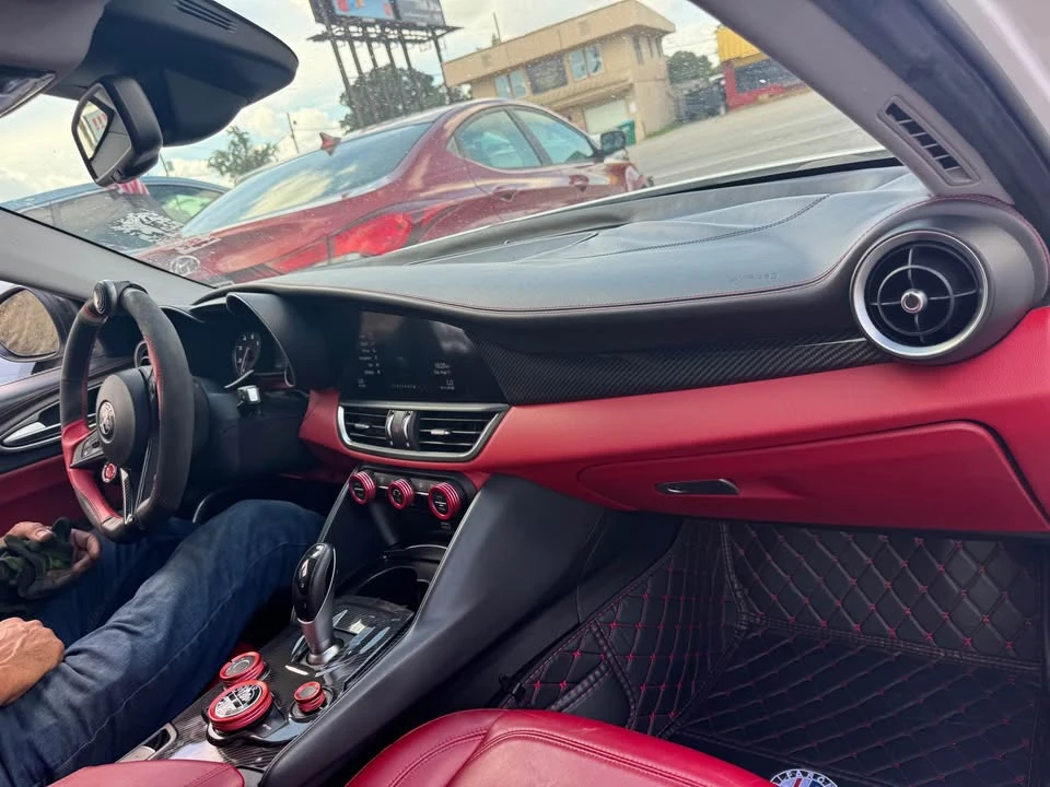 2018 Alfa Romeo Giulia - Image 16 of 19