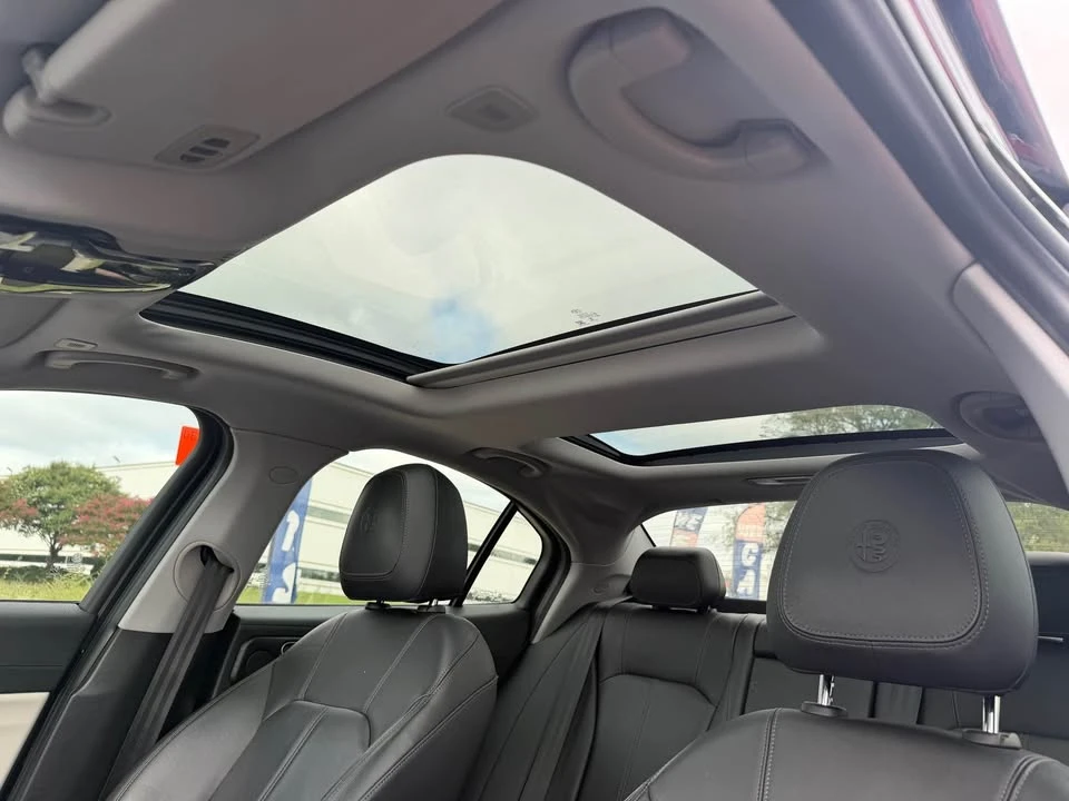 2018 Alfa Romeo Giulia - Image 12 of 13