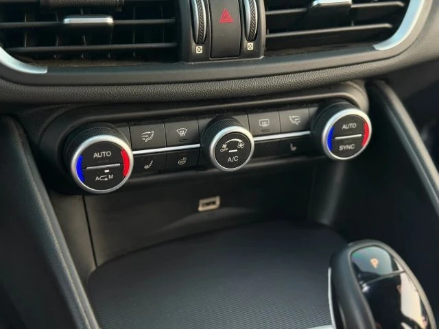 2018 Alfa Romeo Giulia - Image 24 of 27