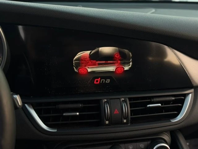 2018 Alfa Romeo Giulia - Image 23 of 27