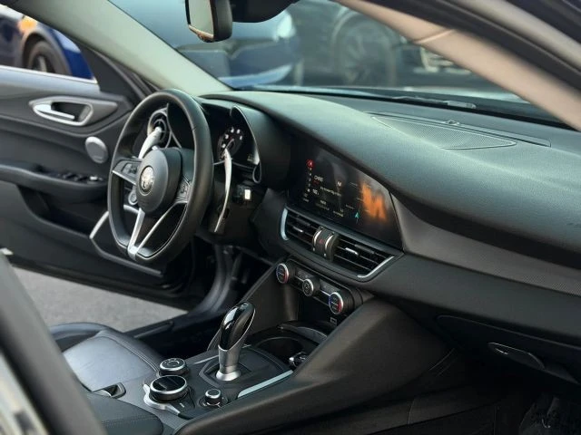 2018 Alfa Romeo Giulia - Image 13 of 27
