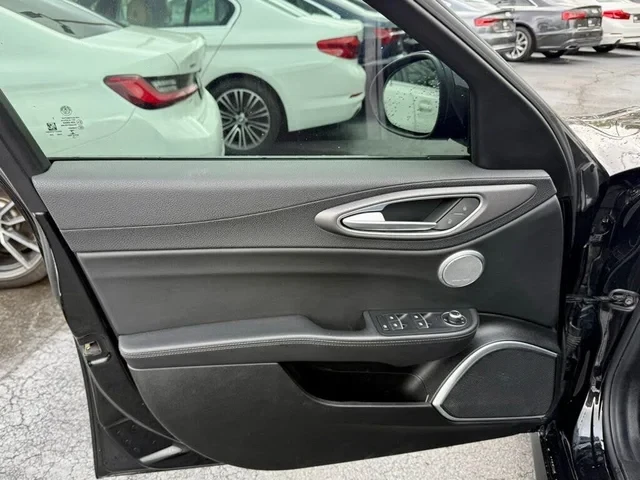 2018 Alfa Romeo Giulia - Image 12 of 20