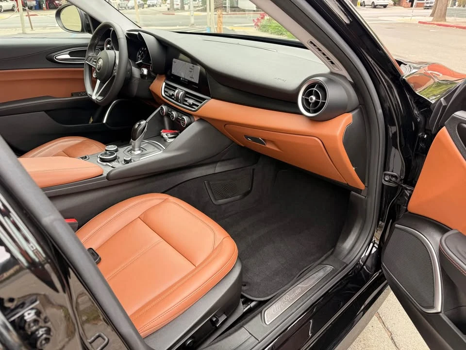 2018 Alfa Romeo Giulia - Image 15 of 16