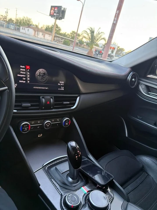 2018 Alfa Romeo Giulia - Image 18 of 19