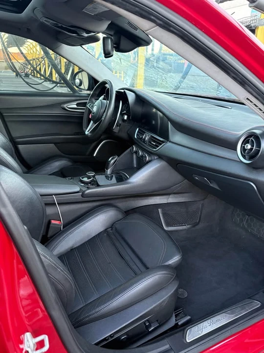 2018 Alfa Romeo Giulia - Image 17 of 19