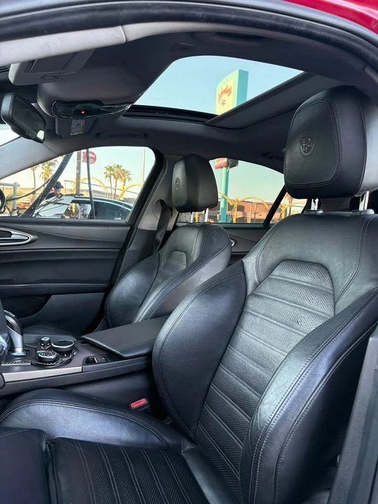 2018 Alfa Romeo Giulia - Image 6 of 15