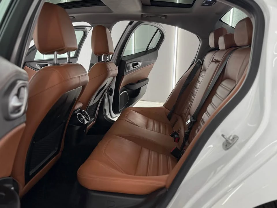 2018 Alfa Romeo Giulia - Image 13 of 20