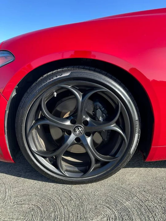 2018 Alfa Romeo Giulia - Image 15 of 19