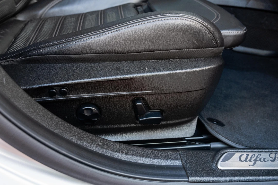 2018 Alfa Romeo Giulia - Image 25 of 31
