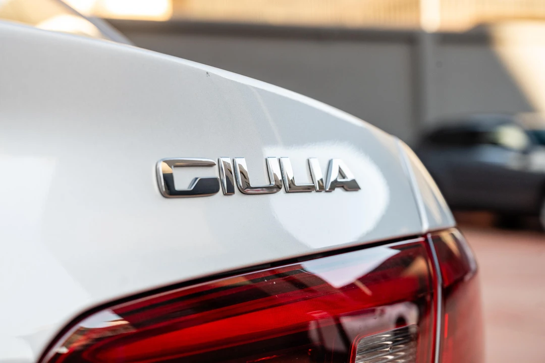 2018 Alfa Romeo Giulia - Image 11 of 31