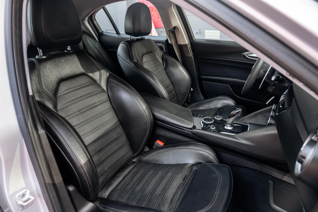 2018 Alfa Romeo Giulia - Image 24 of 31