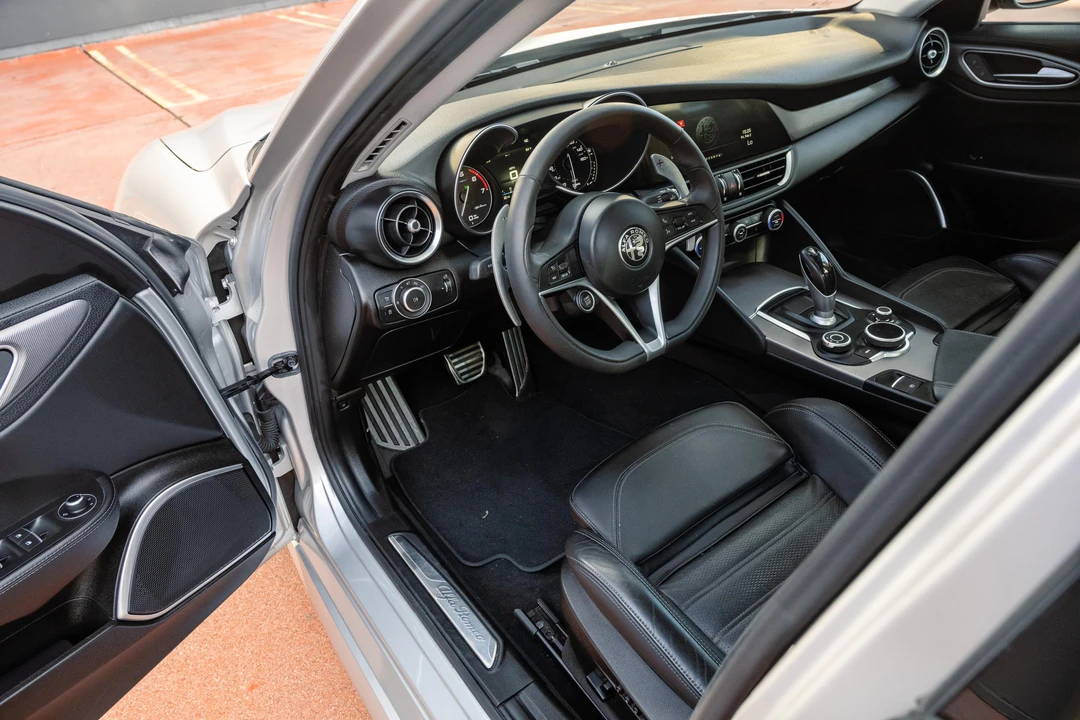 2018 Alfa Romeo Giulia - Image 29 of 31