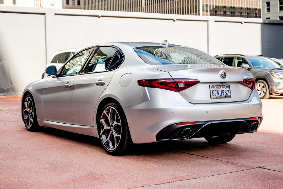 2018 Alfa Romeo Giulia - Image 7 of 31
