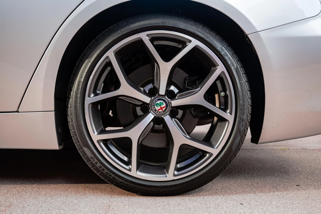 2018 Alfa Romeo Giulia - Image 13 of 31