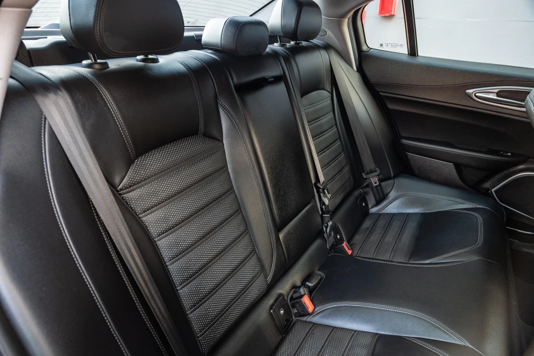 2018 Alfa Romeo Giulia - Image 26 of 31