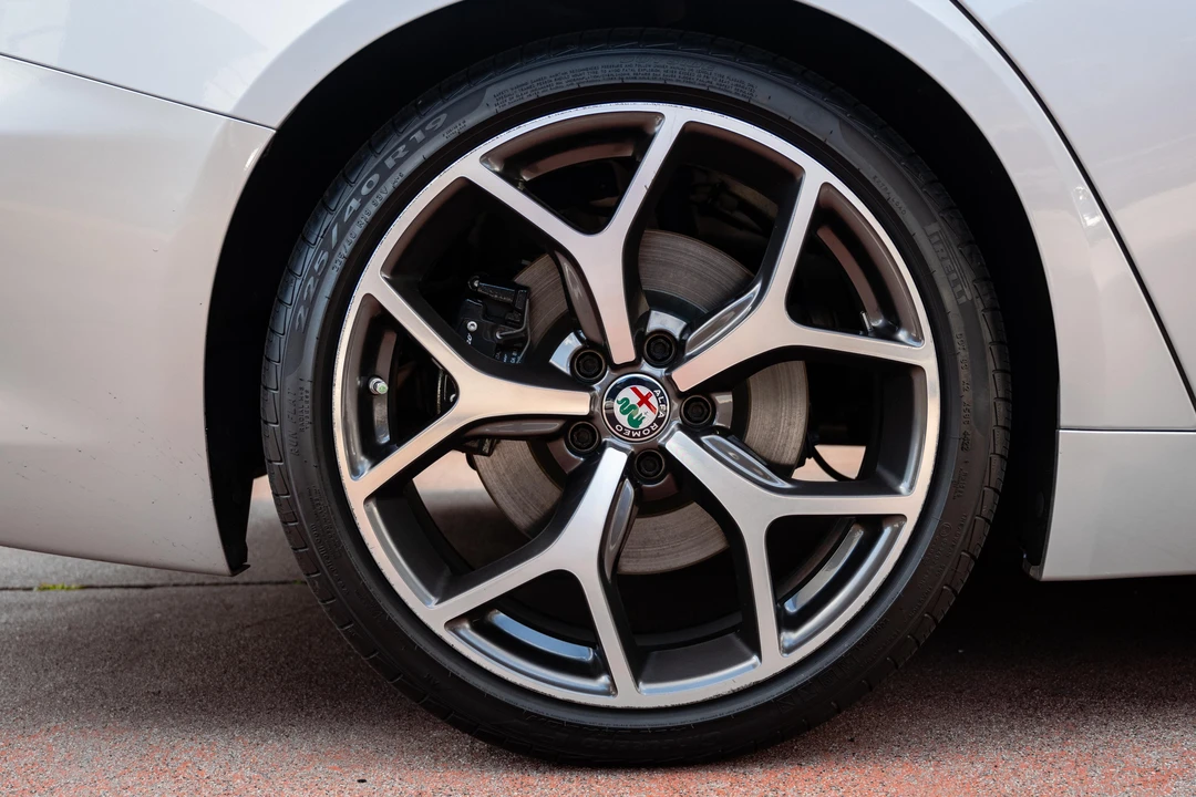 2018 Alfa Romeo Giulia - Image 14 of 31