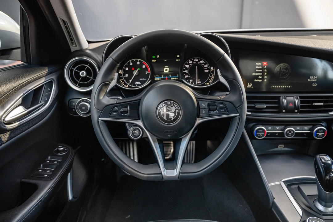 2018 Alfa Romeo Giulia - Image 16 of 31