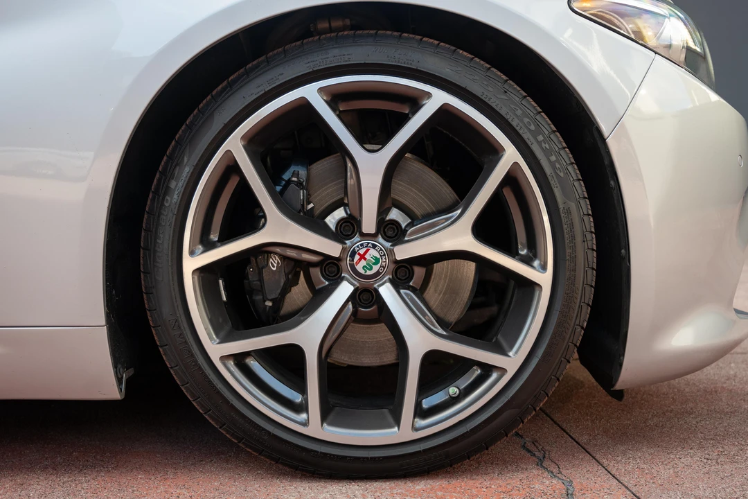 2018 Alfa Romeo Giulia - Image 15 of 31