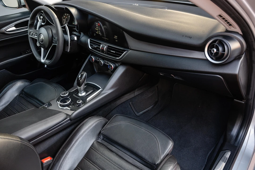 2018 Alfa Romeo Giulia - Image 30 of 31
