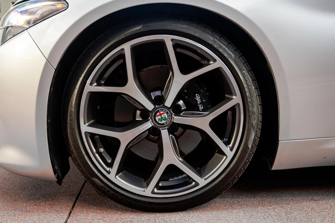 2018 Alfa Romeo Giulia - Image 12 of 31