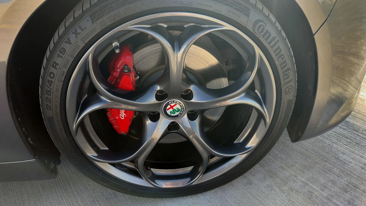 2018 Alfa Romeo Giulia - Image 23 of 31
