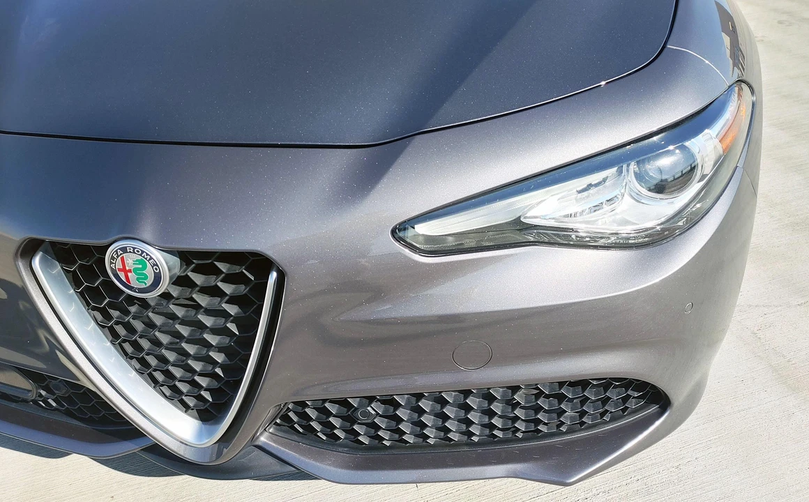 2018 Alfa Romeo Giulia - Image 14 of 31