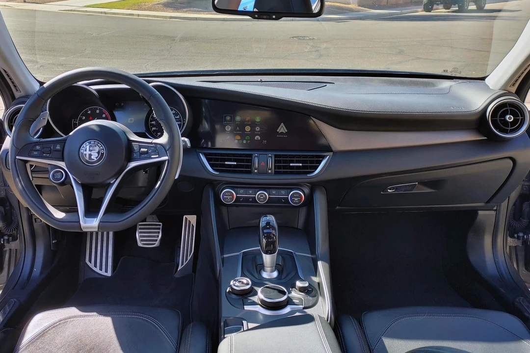 2018 Alfa Romeo Giulia - Image 28 of 31