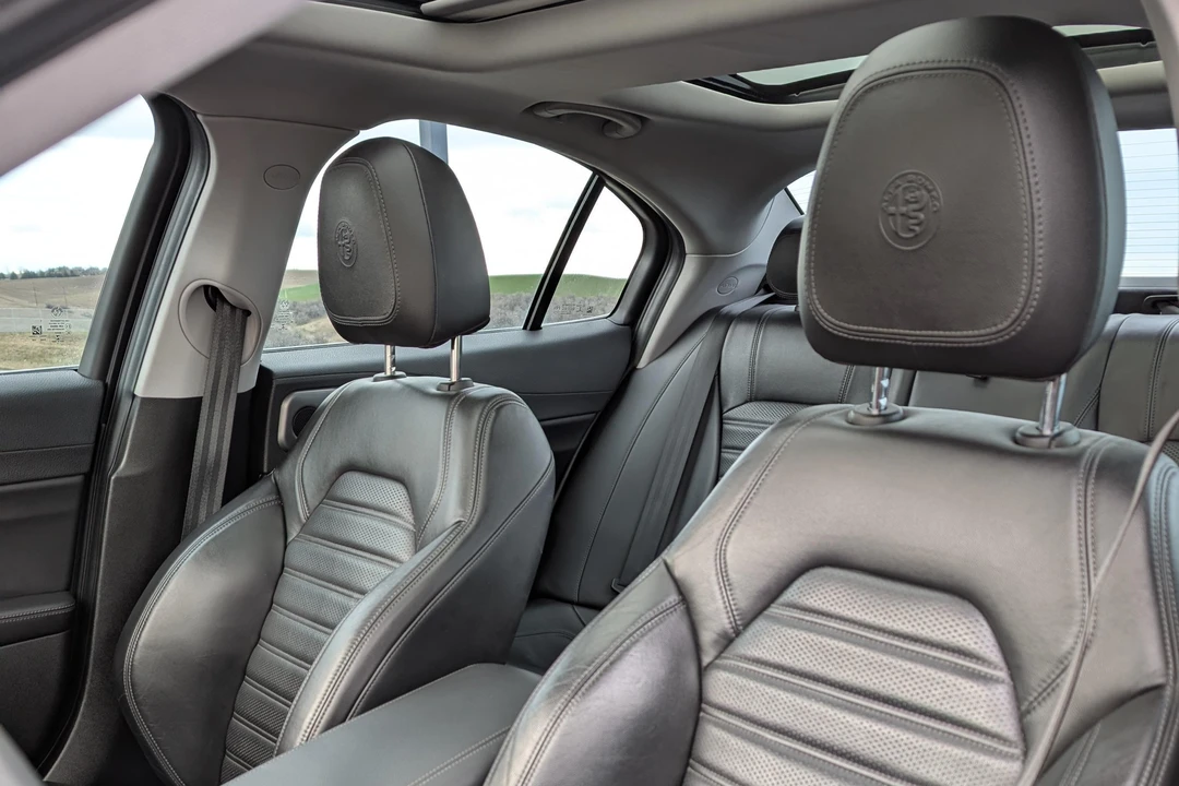 2018 Alfa Romeo Giulia - Image 29 of 31