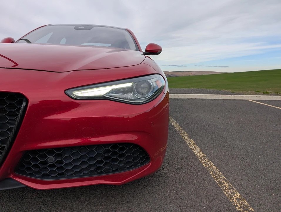 2018 Alfa Romeo Giulia - Image 16 of 31