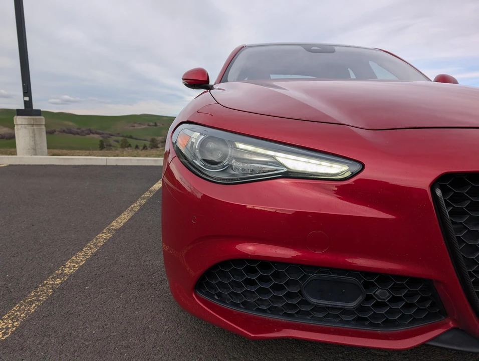 2018 Alfa Romeo Giulia - Image 15 of 31