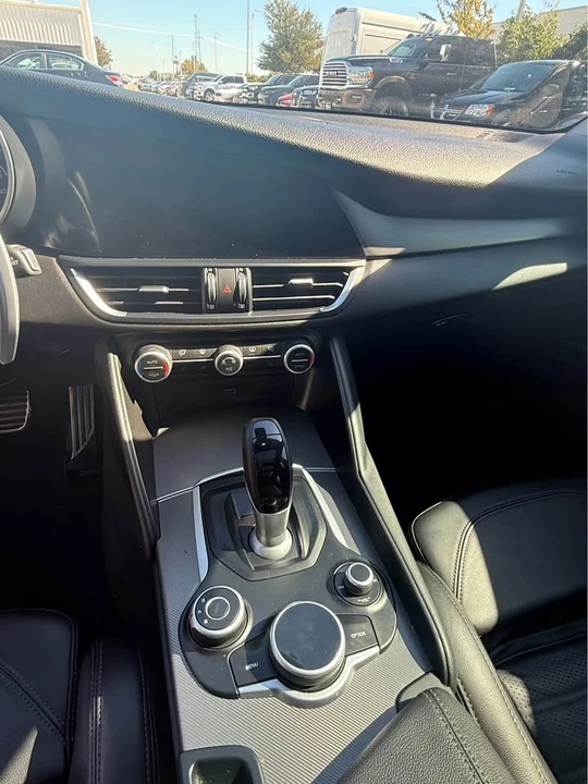 2018 Alfa Romeo Giulia - Image 9 of 11