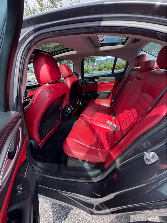 2018 Alfa Romeo Giulia - Image 15 of 19