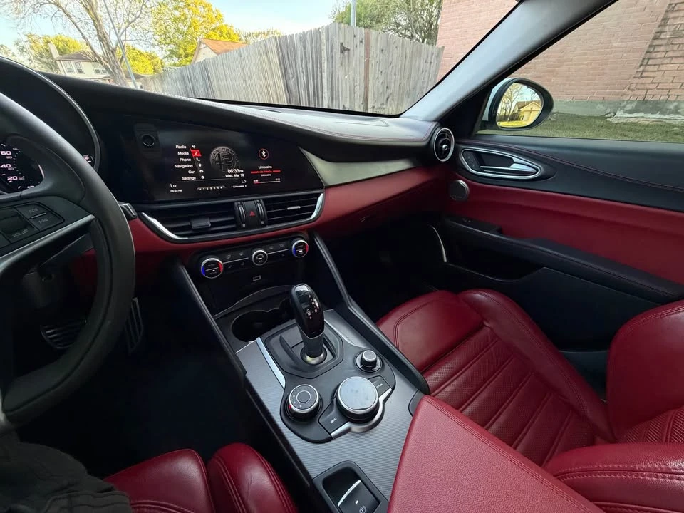 2018 Alfa Romeo Giulia - Image 17 of 18