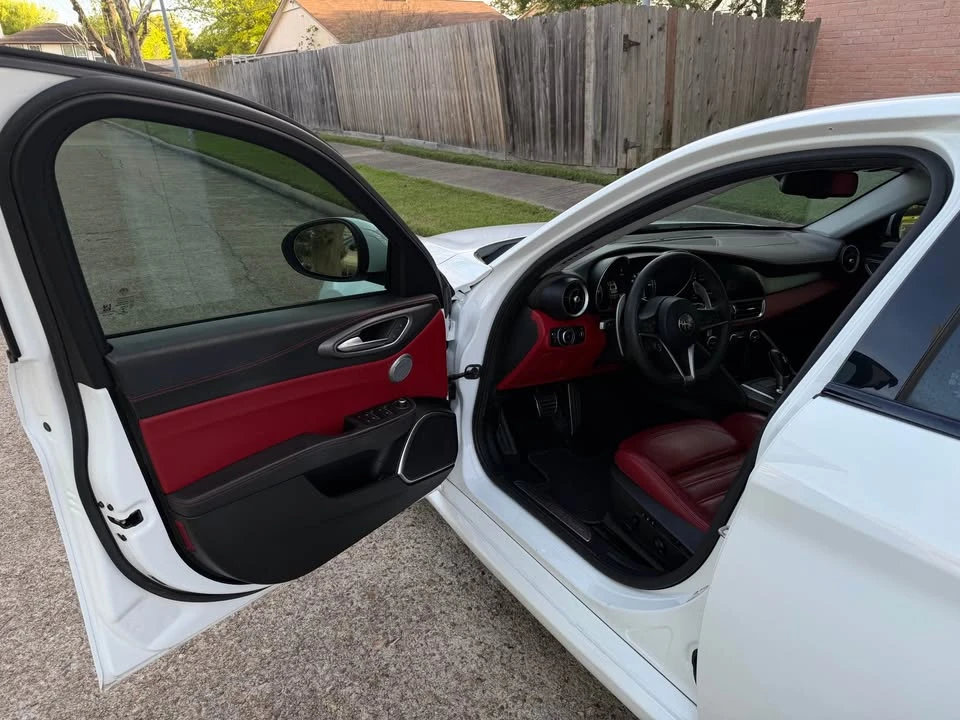 2018 Alfa Romeo Giulia - Image 15 of 18