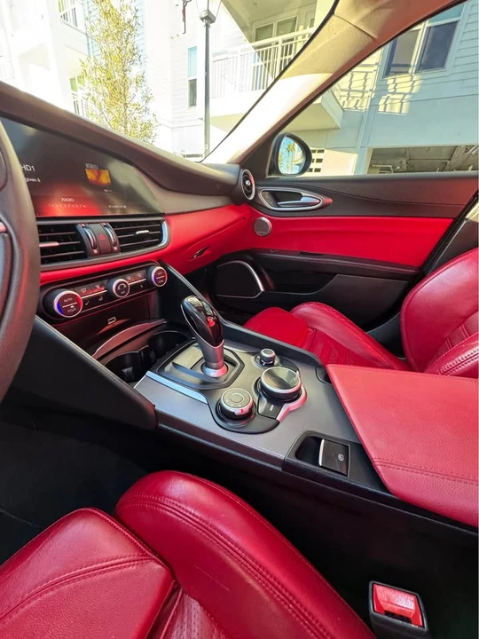 2018 Alfa Romeo Giulia - Image 19 of 20