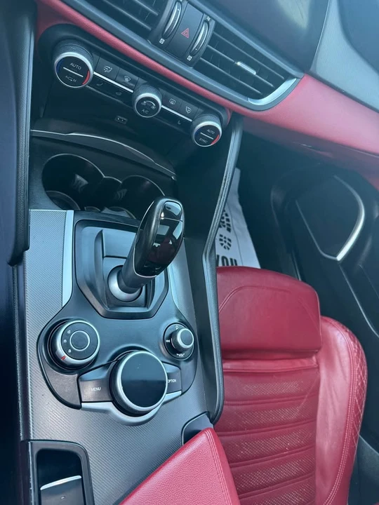 2018 Alfa Romeo Giulia - Image 11 of 20