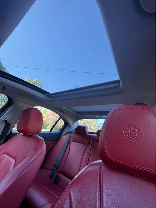 2018 Alfa Romeo Giulia - Image 18 of 19
