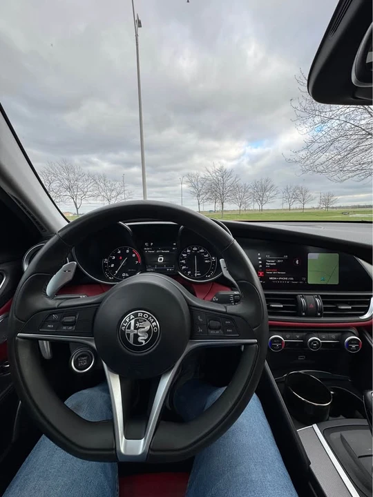 2018 Alfa Romeo Giulia - Image 16 of 20