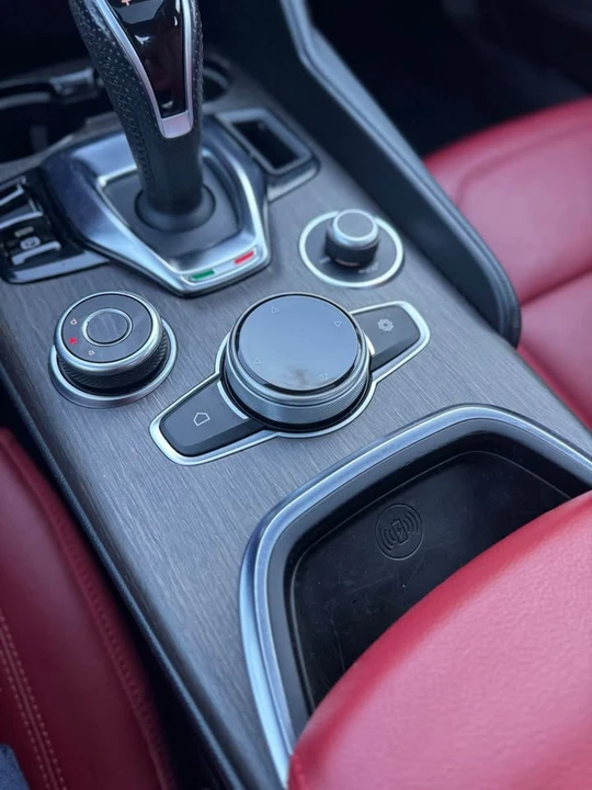 2018 Alfa Romeo Giulia - Image 17 of 19